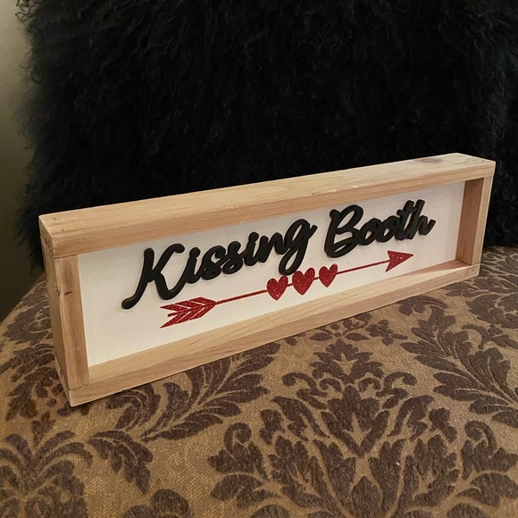 Kissing Booth Wooden Sign & Love Gnome - Picture 7 of 7
